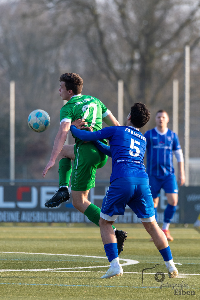 FC Rastede-Hansa Friesoythe | FC Rastede (blau)-Hansa Friesoythe (grün) am 09.02.2025 in Rastede (Sportanlage Kötterswegs), Photo: Philip Eiben 2025 - Realisiert mit Pictrs.com