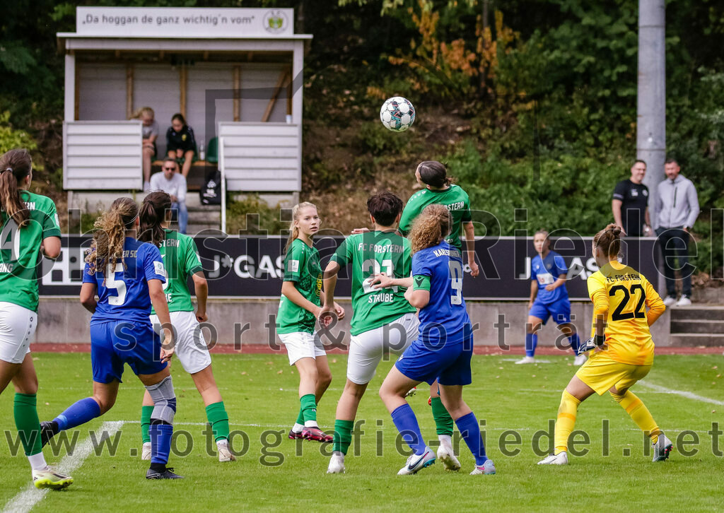2023-10-07_032_FC_Forstern_gegen_Karlsruher_SC | Forstern, Deutschland, 07.10.2023:
Fußball, B-Juniorinnen-Bundesliga Süd 2023 / 2024, 4. Spieltag, FC Forstern gegen Karlsruher SC, Endergebnis: 1:1

Yanica Moritz (FC Forstern, #17), Emilia Strube (FC Forstern, #21), Paulina Rothenberger (Karlsruher SC, #9), Torfrau Hannah Eifler (FC Forstern, #22)

Foto: Christian Riedel / fotografie-riedel.net