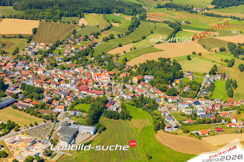 Luftaufnahme der Stadt Tiefenbach - Die Luftaufnahme wurde 2025 vom UL-Flugzeug heraus erstellt ( keine Drohne ) - Hochauflösende Luftaufnahme - für professionelle Ausdrucke geeignet. Die Geschenkidee !Mit Lizenz und Bildrechte bestellbar