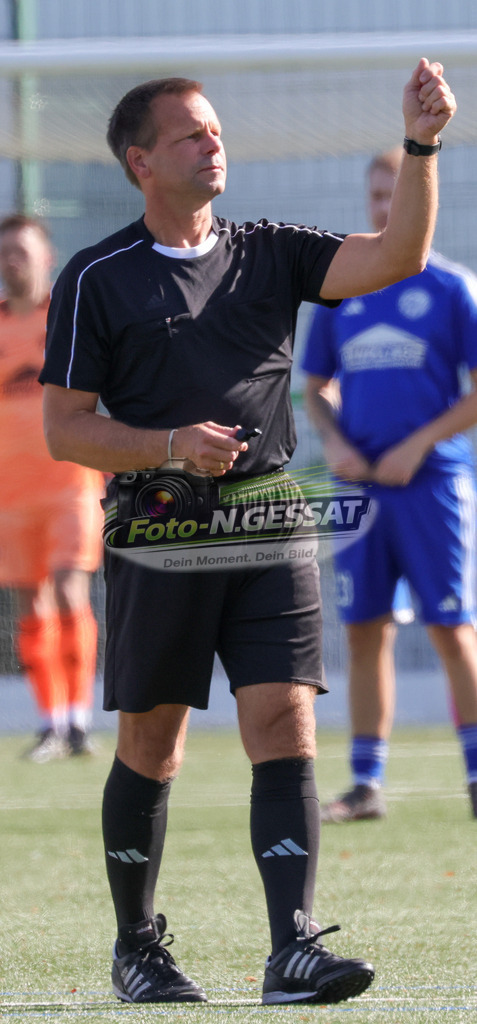 SV Enger-Westerenger - TuS Bruchmühlen | Auf dem Bild zu sehen: Schiedsrichter: Frank Tiemann SV Enger-Westerenger, TuS Bruchmühlen, Saison 26/27, Kreisliga A, Enger, Deutschland - Realisiert mit Pictrs.com