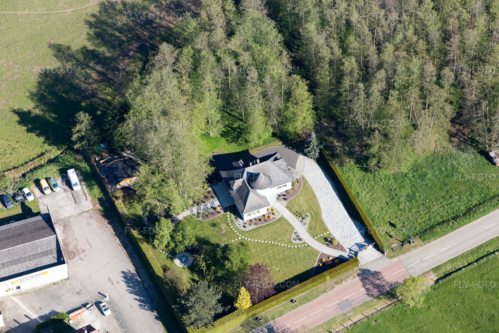 Aerial view: View of the town in Zinswiller in the state Bas-Rhin, France.Photo: IMG_099485.jpg taken on 04/30/2017 by Werner Riehm/FLY-FOTO.comResolution of the original: 5472 x 3648 px