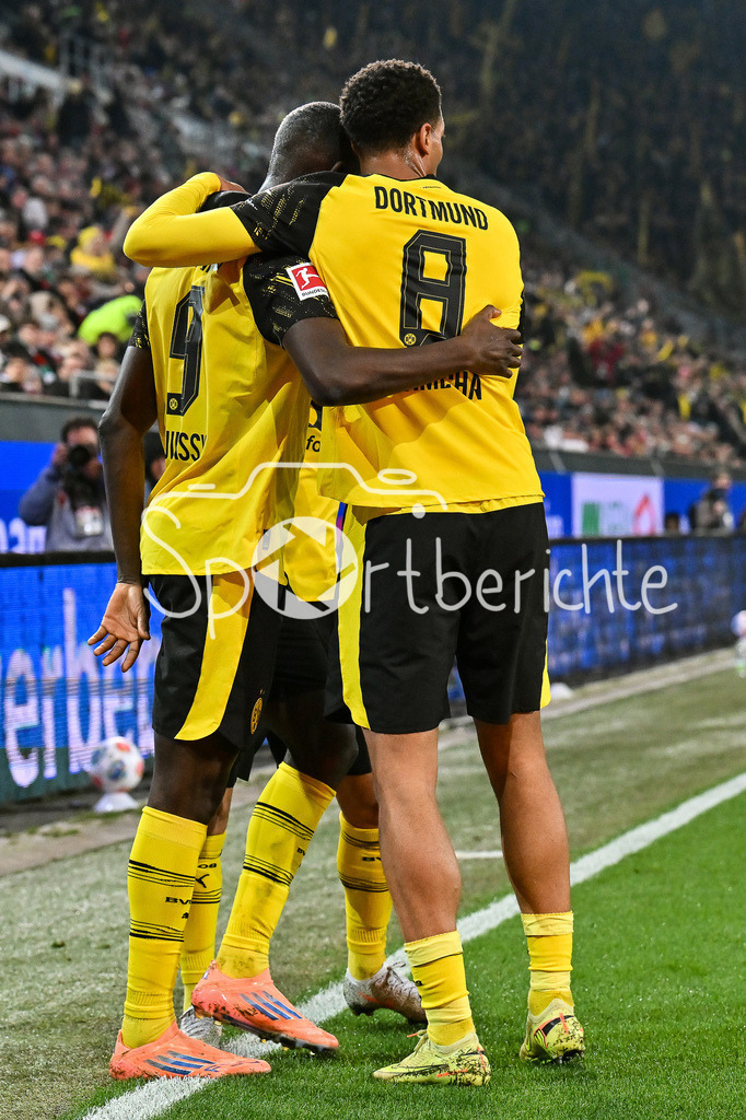 FC Augsburg - Borussia Dortmund | AUGSBURG, GERMANY - Serhou GUIRASSY (Borussia Dortmund 9) celebrates the goal to 0-1 during the bundesliga match between FC Augsburg vs. Borussia Dortmund on matchday 9 at WWK Arena on October 31, 2025 in Augsburg, Germany / DFL REGULATIONS PROHIBIT ANY USE OF PHOTOGRAPHS AS IMAGE SEQUENCES AND/OR QUASI-VIDEO / Carney CHUKWUEMEKA (Borussia Dortmund 17)
