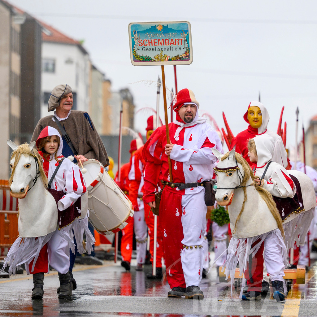 _DWA2317-2 | Trotz Nieselregen schlängelte sich der „Gaudiwurm“ am Sonntag durch die Nürnberger Innenstadt an tausenden Faschingsfans vorbei.  Nürnberg, 11.02.2024 - Realisiert mit Pictrs.com