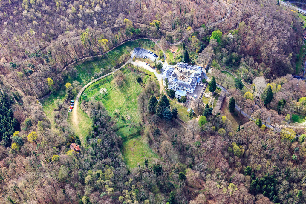 Luftbild: Stiftung Schloss Heiligenberg Jugenheim in Seeheim-Jugenheim im Bundesland Hessen in Deutschland. Foto: IMG_077207.jpg vom 12.04.2015 durch Werner Riehm/FLY-FOTO.deStiftung Heiligenberg Jugenheim