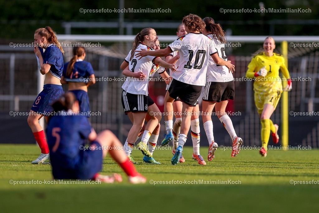 DFB16042601066 | 16.04.2026, Essen, Fußball, UEFA Womens UNDER 19 Championship qualification, Germany - France, Stadion Uhlenkrug, Saison 2025 / 2026: Abschlussjubel nach dem 2:1 Sieg - Die Spielerinnen jubelnd auf dem Spielfeld Marie Gmeineder (Deutschland U19 #06) Maj Schneider (Deutschland U19 #15) Zoe Schick (Deutschland U19 #07)  Rosa Rückert (Deutschland U19 #10) Laila Portella (Deutschland U19 #19)  DFB regulations prohibit any use of photographs as image sequences and or quasi-video.