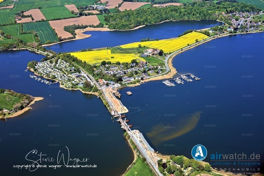 Luftbild Ostseefjord Schlei, Boren-Lindaunis Schleibrücke, Campingplatz Lindaunis, Sportboothafen Lindaunis | Umbauarbeiten an der Lindaunisbrücke - Die neue Brücke wird ca. 126 Meter lang sein und aus drei Teilen bestehen, wobei sie für Eisenbahnverkehr, Straßenverkehr, Fußgänger und Radfahrer gleichermaßen nutzbar sein soll. Die Geschwindigkeit für Züge wird von 50 auf 80 km/h erhöht, für Kraftfahrzeuge von 30 auf 50 km/h.