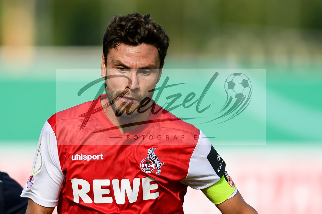 JENKOE20210808_299 | Fussball, Herren: Jonas Hector (1. FC Koeln) schaut beim Spiel der 1. Runde im DFB-Pokal zwischen FC Carl Zeiss Jena und 1. FC Koeln im Ernst-Abbe-Sportfeld am 08.08.2021 in Jena, Deutschland.DFB / DFL REGULATIONS PROHIBIT ANY USE OF PHOTOGRAPHS AS IMAGE SEQUENCES AND/OR QUASI-VIDEO. - Realisiert mit Pictrs.com