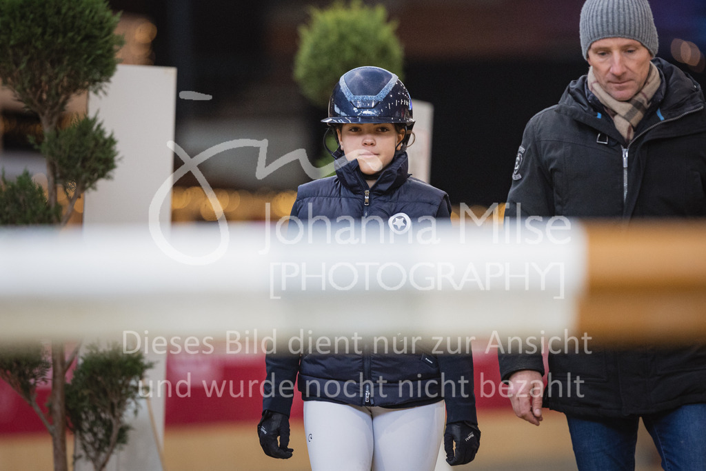 221127_Winterfestival_L-Spr_HPTTY-218 | Deine schönsten Turniermomente als professionelle Fotos! Entdecke hochwertige Pferdesport-Fotografie im Online-Shop. Jetzt Fotos finden & bestellen!