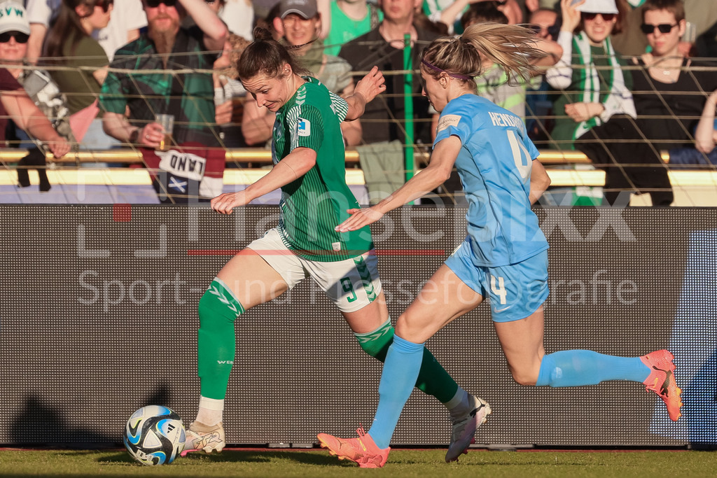 Fussball, Google Pixel Frauen-Bundesliga, SV Werder Bremen - VfL Wolfsburg | v.li.: Sophie Weidauer (SV Werder Bremen, 9) und Kathrin Hendrich (Kathy, VfL Wolfsburg, 4) im Laufduell, Zweikampf, Duell, Dynamik, Aktion, Action, Spielszene, DIE DFB-RICHTLINIEN UNTERSAGEN JEGLICHE NUTZUNG VON FOTOS ALS SEQUENZBILDER UND/ODER VIDEOÄHNLICHE FOTOSTRECKEN. DFB REGULATIONS PROHIBIT ANY USE OF PHOTOGRAPHS AS IMAGE SEQUENCES AND/OR QUASI-VIDEO.