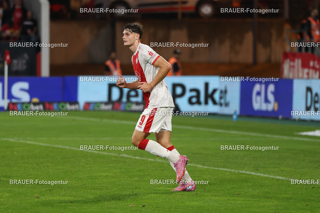 Rot-Weiss Essen - TSV Alemannia Aachen | Essen, Deutschland, 31.08.2025 Jaka Cuber Potocnik (Rot-Weiss Essen) schautwährend des 3.Liga Spiels zwischen  Rot-Weiss Essen und Alemannia Aachen am 31.08.2025 im Stadion an der Hafenstraße in Essen. (Foto von Timo Bluhmki-Schmidt/Brauer Fotoagentur