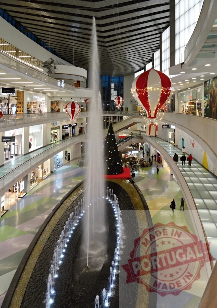 Colombo Centre shopping mall indoor fountain Christmas decorations | Modern shopping mall interior with fountain, Christmas tree, and holiday balloon decorations - Realized with Pictrs.com
