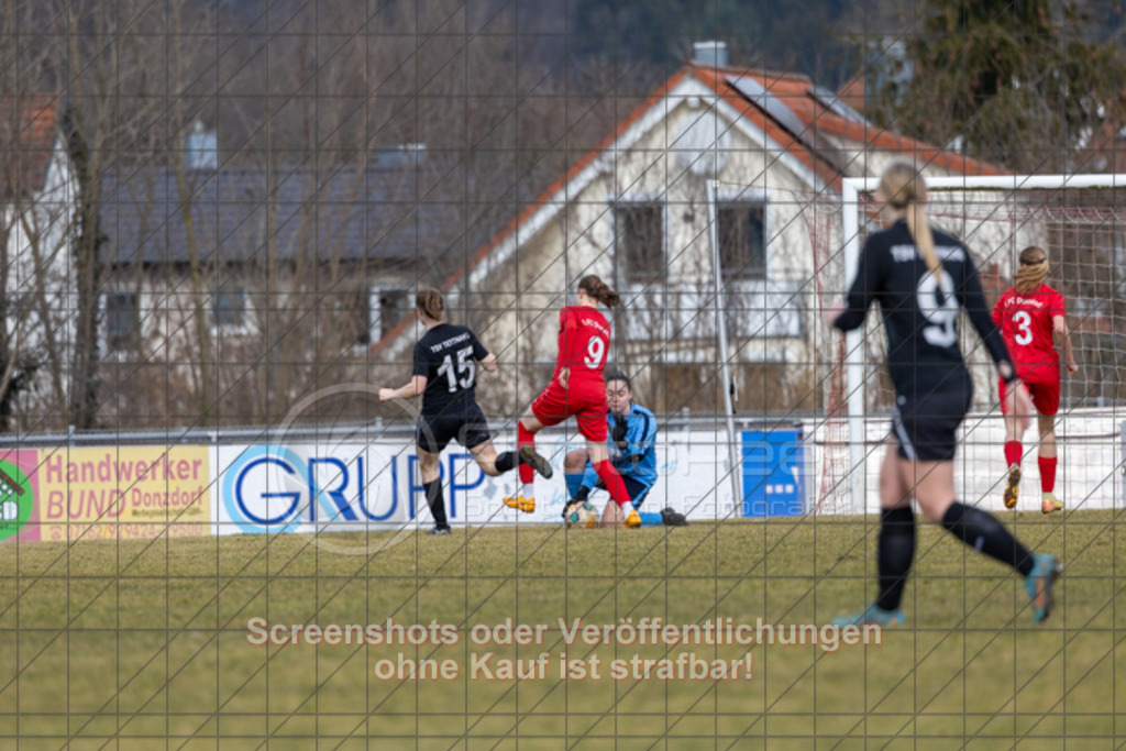 20250223_132615_0159 | #,1.FC Donzdorf (rot) vs. TSV Tettnang (schwarz), Fussball, Frauen-WFV-Pokal Achtelfinale, Saison 2024/2025, Rasenplatz Lautertal Stadion, Süßener Straße 16, 73072 Donzdorf, 23.02.2025 - 13:00 Uhr,Foto: PhotoPeet-Sportfotografie/Peter Harich