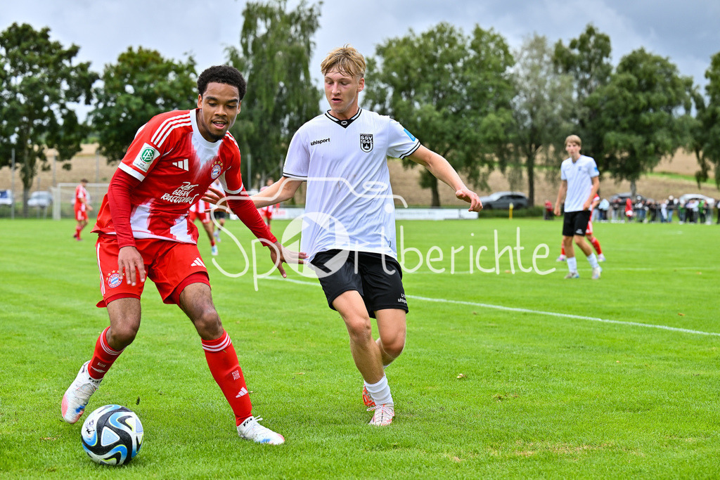 SSV Ulm 1846 Fussball U19 - FC Bayern München U19 | im Duell Chivano WIJKS (FCB #2) und Hannes KURKOWSKI (SSV Ulm U19 23) / Zweikampf / U19 DFB Nachwuchsliga: SSV Ulm 1846 Fussball - FC Bayern München, Hauptspielfeld Langenau am 02.08.2025