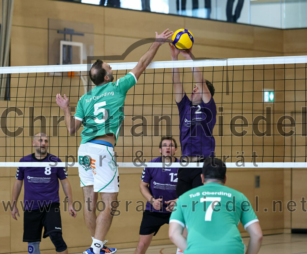 2022-11-12_089_TuS_Oberding_gegen_SC_Freising_II | Oberding, Deutschland, 12.11.2022:
Volleyball, Bezirksliga Ost 2022 / 2023, 7. Spieltag, TuS Oberding gegen MTV Pfaffenhofen II, Endergebnis: 3:2

Andre Paul (TuS Oberding, #5), Florian Wenz (SC Freising, #2)

Foto: Christian Riedel / fotografie-riedel.net