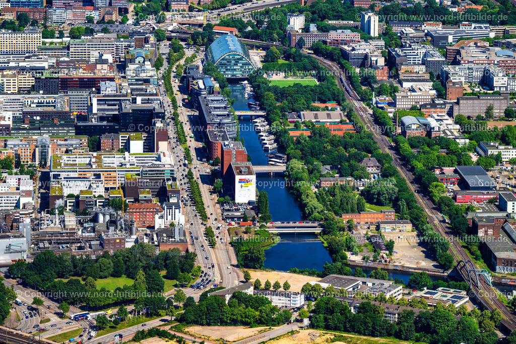 Hamburg_Hammerbrook_Hausboote_ELS_6895200625 | HAMBURG 20.06.2025 Hausboot- Anlegestellen und Liegeplätze am Uferbereich des Hochwasserbassin gegenüber des Büro- und Geschäftshauses der Bösch Boden Spies GmbH &amp; Co. KG Heidenkampsweg in Hamburg. // House boat berths and moorings on the shore area of Hochwasserbassin in Front of office buildings of Boesch Boden Spies GmbH &amp; Co. KG Heidenkampsweg in Hamburg. Foto: Martin Elsen