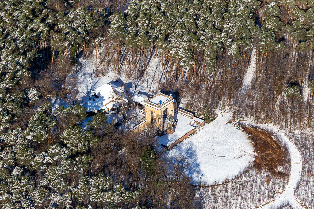 Luftbild: Winterluftbild im Schnee des Sieges- und Friedensdenkmals in Edenkoben im Bundesland Rheinland-Pfalz in Deutschland. Foto: IMG_124544.jpg vom 11.02.2021 durch Werner Riehm/FLY-FOTO.de