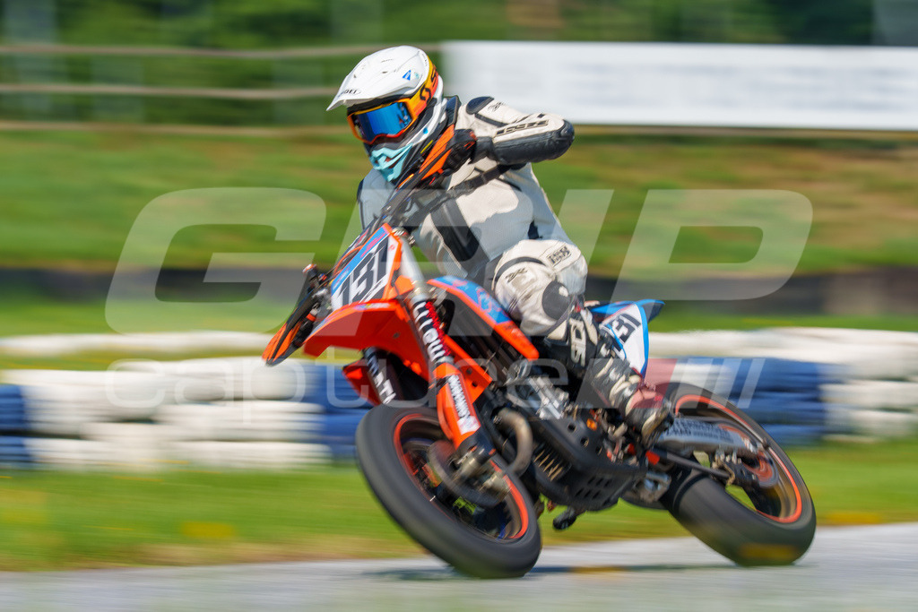 G-Cup + Supermoto Staatsmeisterschaft + Hungarian Supermoto Championship | GRIPcapture steht für authentische Sportfotografie in Österreich – für Momente, die mehr sind als Geschwindigkeit oder Ergebnis. Es geht um Emotion, Spannung, Fokus und den Augenblick, der oft nur einen Wimpernschlag dauert.Ob Motorsport, Teamsport oder 