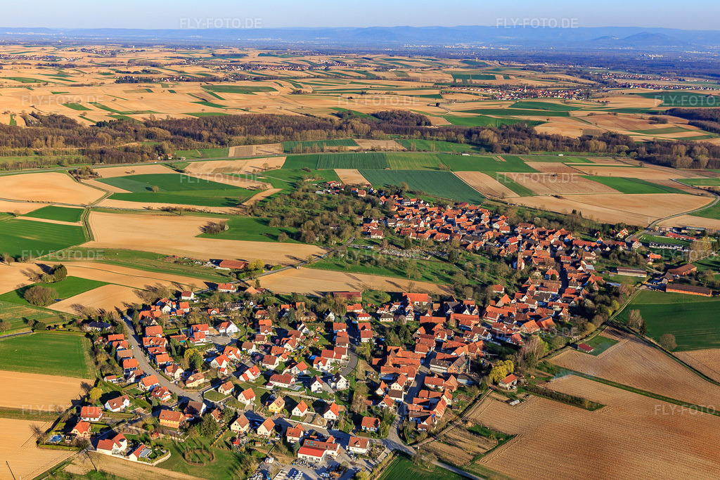 Luftbild: Ortsansicht von Nordwesten in Hunspach im Bundesland Bas-Rhin in Frankreich. – Foto: IMG_097790.jpg vom 27.03.2017 durch Werner Riehm/FLY-FOTO.de – Auflösung des Originals: 5472 x 3648 px