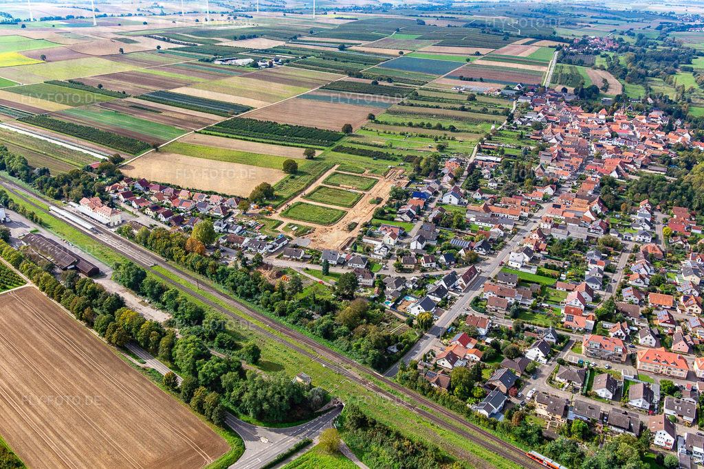 Neubaugebiet Im Kirschgarten am Bahnhof in Erschließung | Luftbild: Neubaugebiet Im Kirschgarten am Bahnhof in Erschließung in Winden im Bundesland Rheinland-Pfalz in Deutschland. Foto: IMG_143658.jpg vom 06.10.2024 durch Werner Riehm/FLY-FOTO.de - Realisiert mit Pictrs.com