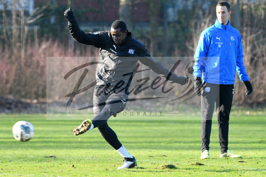 20200207_TRAOSN_0083 | Fußball, Herren: Assan Ceesay (VfL Osnabrueck) in Aktion, am Ball, Einzelaktion waehrend der Trainingseinheit des VfL Osnabrueck im Sportpark Illoshoehe am 07.02.2020 in Osnabrueck, Deutschland. - Realisiert mit Pictrs.com
