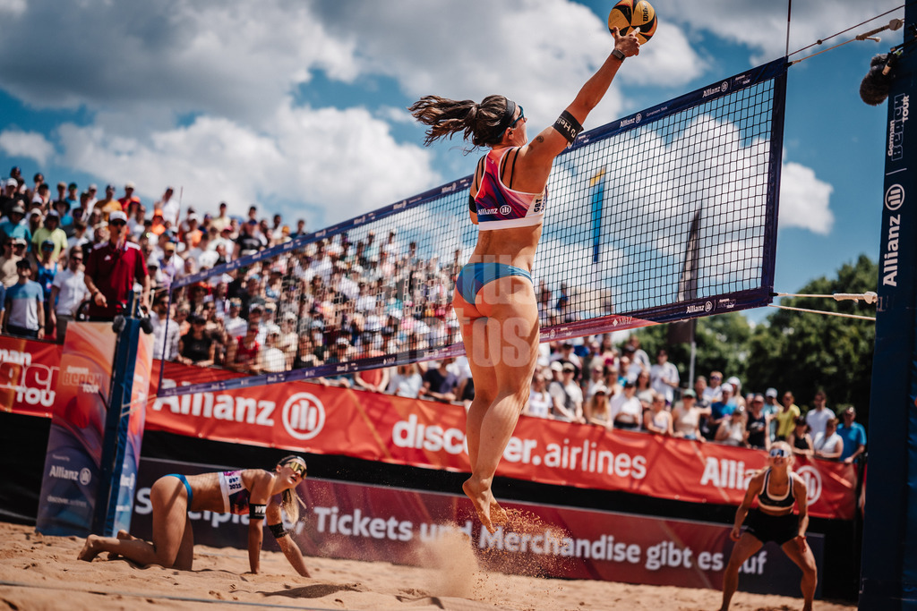 Beachvolleyball | Frauen | Allianz German Beach Tour 2025 | Tourstop München | 12.07.2025 | Anna-Lena Grüne beim Angriff