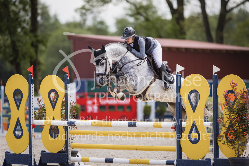 230516_Mühlen_03SprPf-A-423 | Deine schönsten Turniermomente als professionelle Fotos! Entdecke hochwertige Pferdesport-Fotografie im Online-Shop. Jetzt Fotos finden & bestellen!