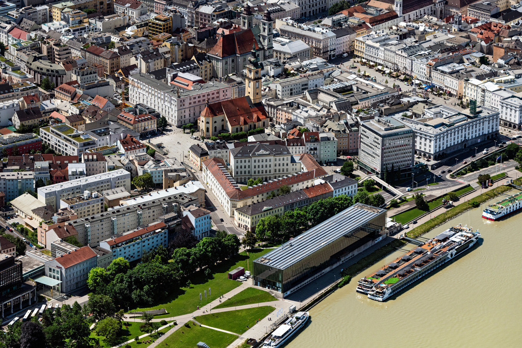 dr__0092145.jpg | LINZ 14.06.2022 Museum- und Ausstellungs- Gebäude- Ensemble Kunstmuseum Lentos Linz in Linz in Oberösterreich, Österreich. 