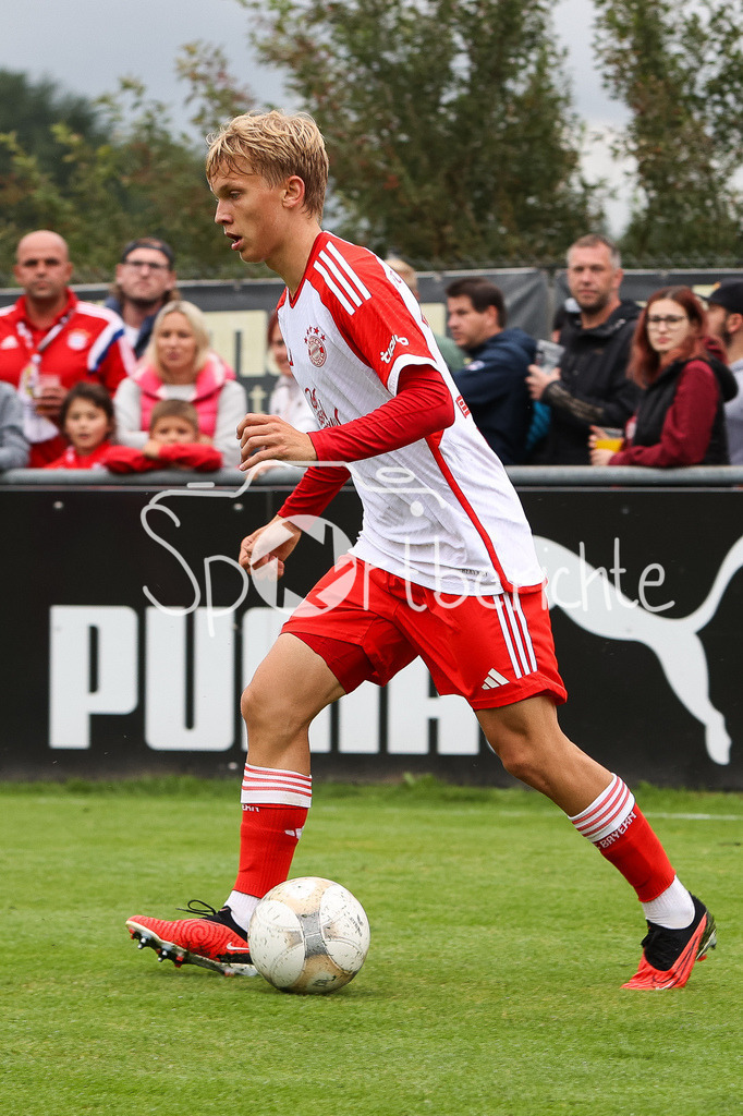 DJK Vilzing - FC Bayern Amateure | Frans KRAETZIG (FCB #13) am Ball // Freisteller / Einzelfoto