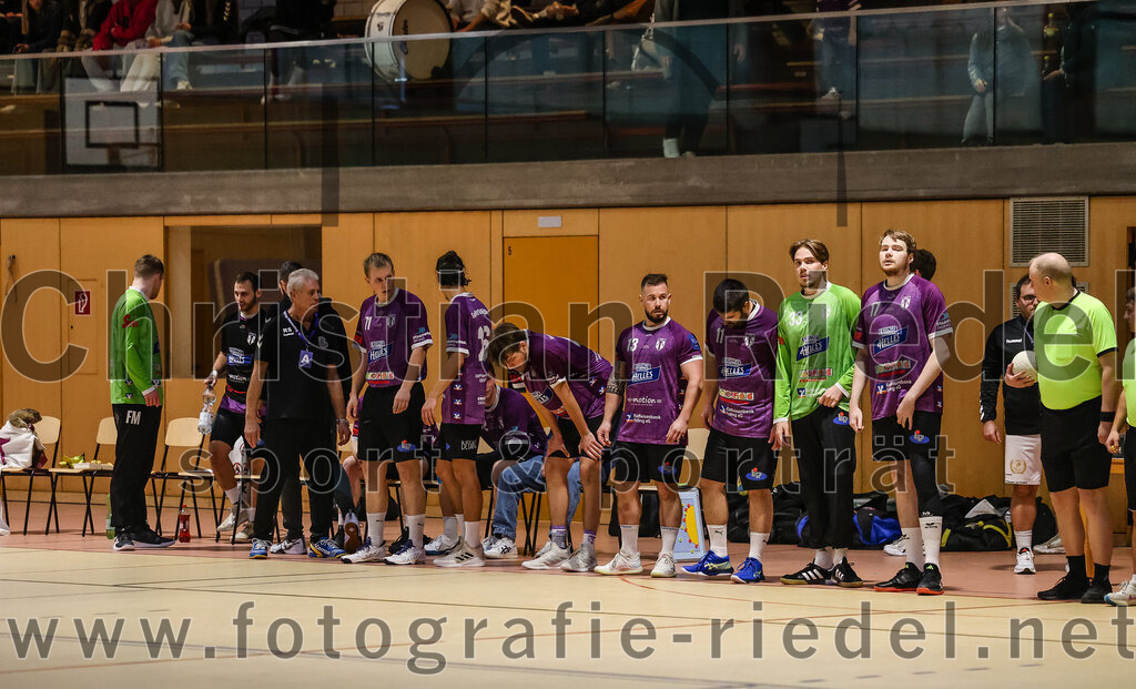 2024-10-13_001_SpVgg_Altenerding_gegen_SSG_Metten | Erding, Deutschland, 13.10.2024:Handball, Bezirksoberliga Männer 2024 / 2025, 4. Spieltag, SpVgg Altenerding gegen SSG Metten, Endergebnis: 40:22Sebastian Forster (SpVgg Altenerding, #13), Christian Loris (SpVgg Altenerding, #11), Torwart Jannik Fleps (SpVgg Altenerding, #33), Niklas Fleps (SpVgg Altenerding, #17)Foto: Christian Riedel / fotografie-riedel.net