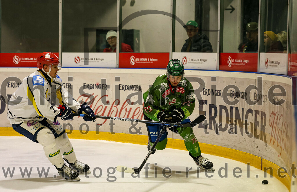 2023-12-26_136_TSV_Erding_gegen_ERV_Schweinfurt | Erding, Deutschland, 26.12.2023:
Eishockey, Bayernliga Vorrunde 2023 / 2024, 20. Spieltag, TSV Erding gegen ERV Schweinfurt, Endergebnis: 9:3

Leon Abstreiter (Erding Gladiators, #72)

Foto: Christian Riedel / fotografie-riedel.net