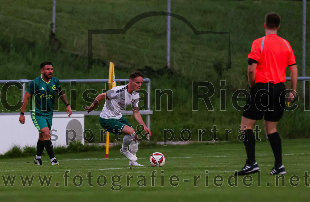 2023-09-01_046_FC_Schwaig_gegen_TSV_Gruenwald | Oberding, Deutschland, 01.09.2023:
Fußball, Landesliga Südost 2023 / 2024, 9. Spieltag, FC Schwaig gegen TSV Grünwald, Endergebnis: 3:1

Leon Roth (FC Schwaig, #21)

Foto: Christian Riedel / fotografie-riedel.net