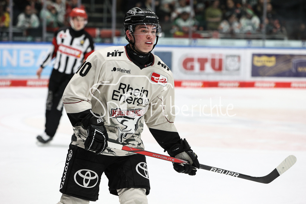 Augsburger Panther - Kölner Haie | Doppeltorschuetze im zweiten Drittel Justin SCHUETZ (KEC #10) in Aktion / Freisteller / Einzelfoto