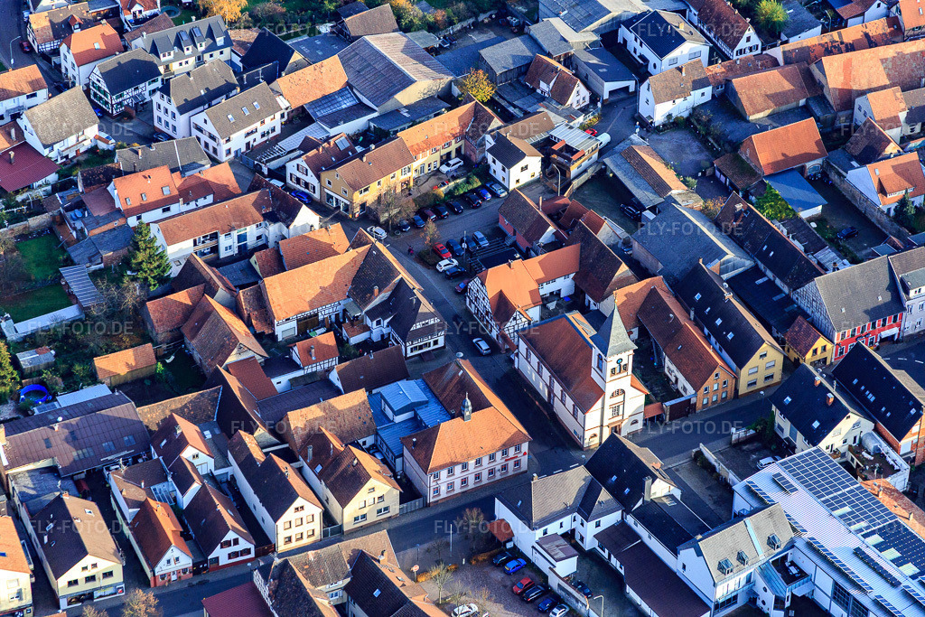 Luftbild: Hauptstraße mit Kirche im Ortsteil Ingenheim in Billigheim-Ingenheim im Bundesland Rheinland-Pfalz in Deutschland. Foto: IMG_085188.jpg vom 08.11.2015 durch Werner Riehm/FLY-FOTO.de