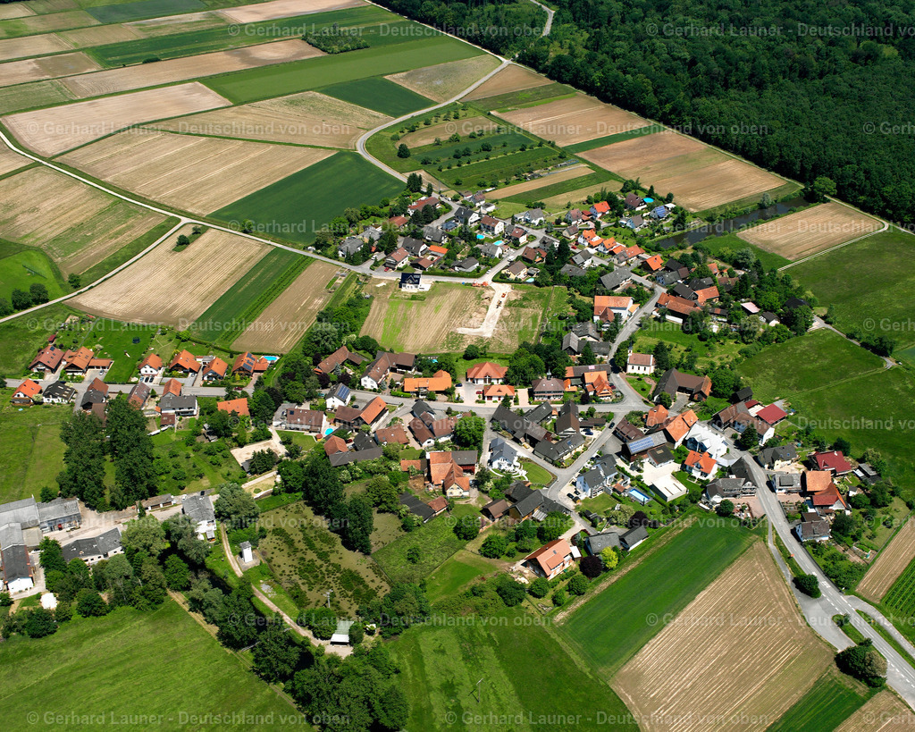 2626274 | HOHNHURST 09.06.2006 Ortsansicht am Rande von landwirtschaftlichen Feldern und Nutzflächen  in Hohnhurst im Bundesland Baden-Württemberg, Deutschland // Village view on the edge of agricultural fields and land  in Hohnhurst in the state Baden-Wuerttemberg, Germany Foto: Gerhard Launer