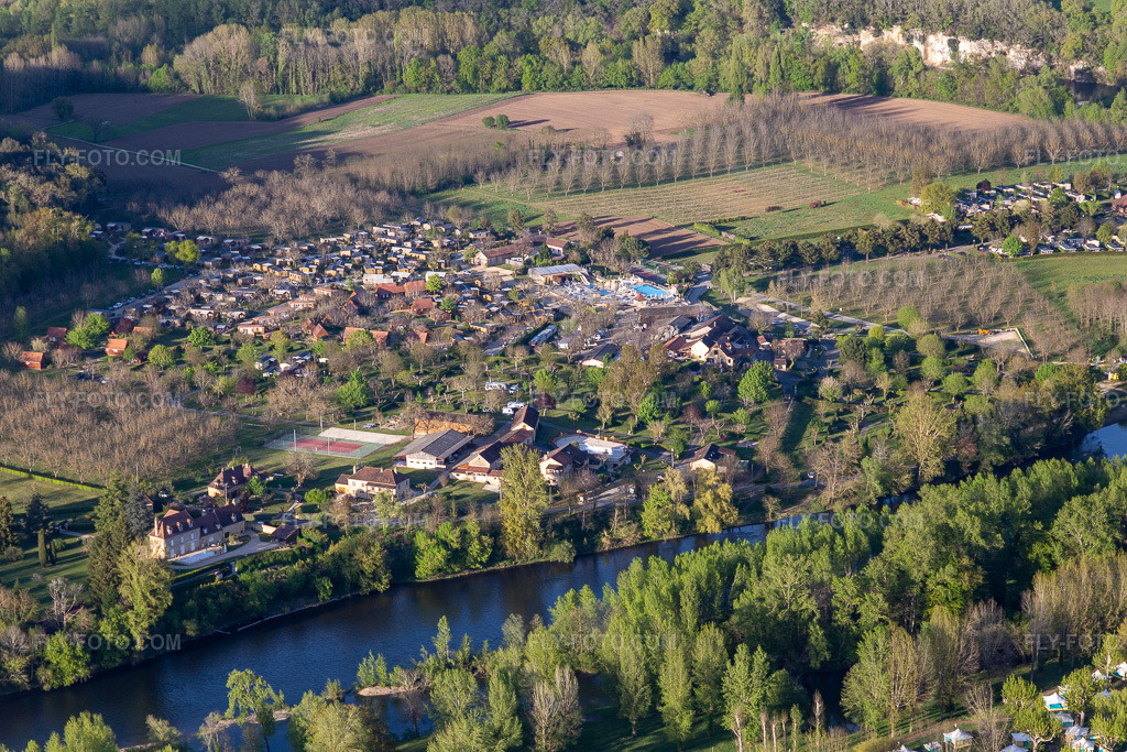 Aerial view: Camping Soleil-Plage on the Dordogne in Vitrac in the state Dordogne, France.Photo: IMG_113577.jpg taken on 04/16/2019 by Werner Riehm/FLY-FOTO.comResolution of the original: 5472 x 3648 px