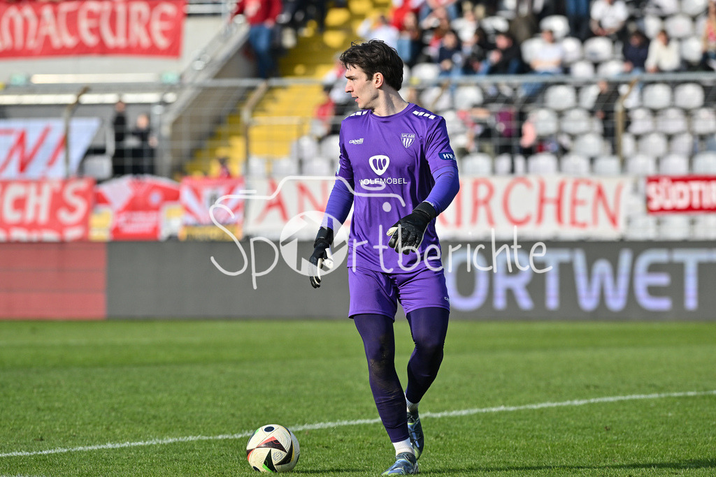 FC Bayern Amateure - 1. FC Schweinfurt 05 | am Ball Lukas SCHNELLER (FC SChweinfurt 31) / Einzelfoto / Freisteller / Regionalliga Bayern: FC Bayern Muenchen II - 1. FC Schweinfurt 1905, Gruenwalder Stadion am 22.02.2025