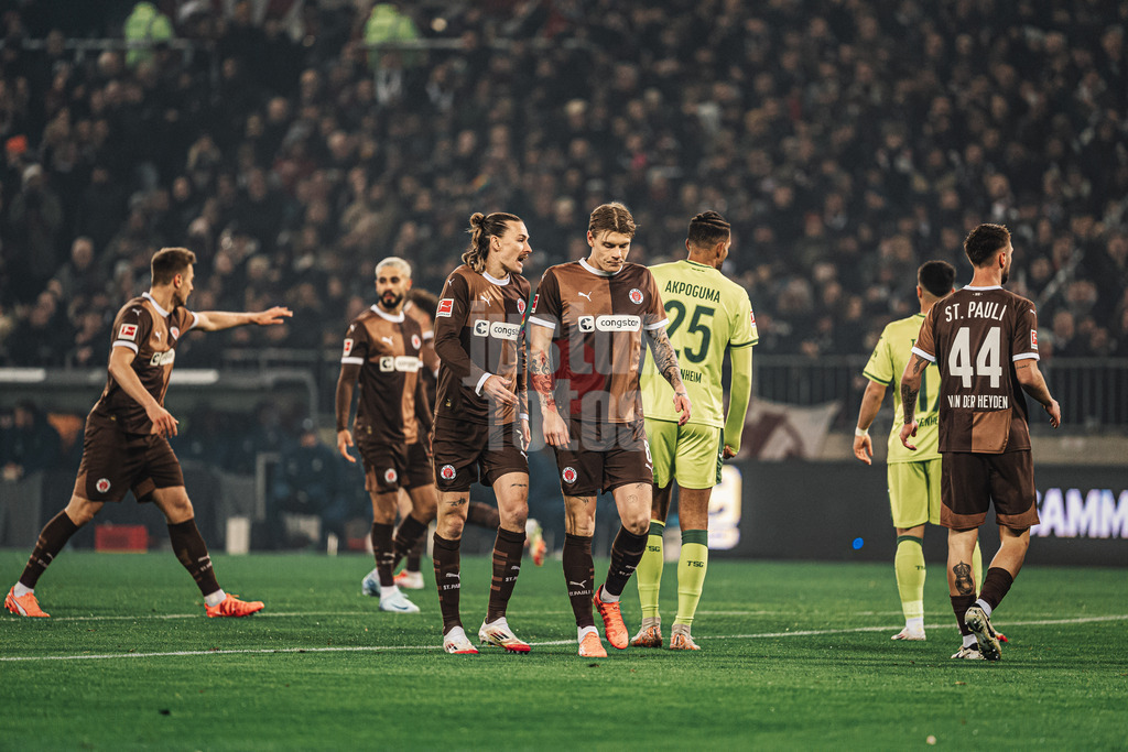 Fußball | Männer | Saison 2024/2025  | Fußball-Bundesliga | 26. Spieltag | FC St. Pauli vs. TSG Hoffenheim | 14.03.2025 | v.l. Jackson Irvine (#7, FC St. Pauli) und Eric Smith (#8, FC St. Pauli)
