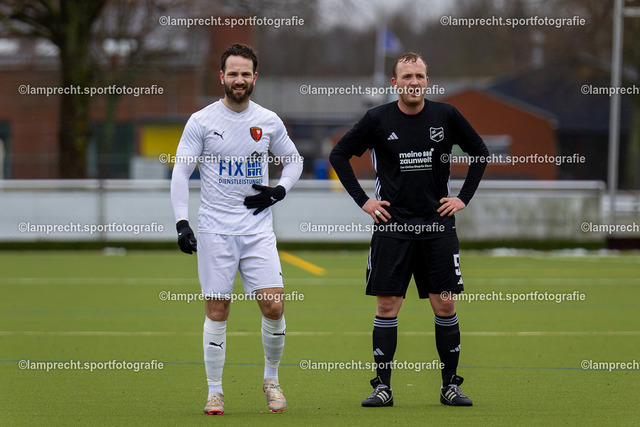 Fußball I Herren I Saison 2025-2026 I Landesfreundschaftsspiel I SC Rönnau - SSG Rot-Schwarz Kiel 067 | v.l. Marco Franciosi (27, SSG Rot-Schwarz Kiel), Torge Willhoeft (5, SC Rönnau)  - Realisiert mit Pictrs.com