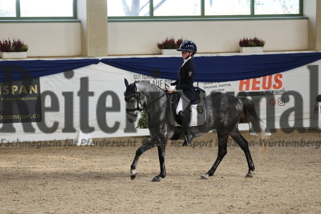 Ising_2025_Prfg.Nr.20_Pony-Dressurprfg.Kl.L_Kür_Mia Wagener_Quickstep EK (4) | Alle Fotos der Reiterjournal Fotografin Doris Matthaes im Reiterjournal Online-Fotoshop. - Realisiert mit Pictrs.com