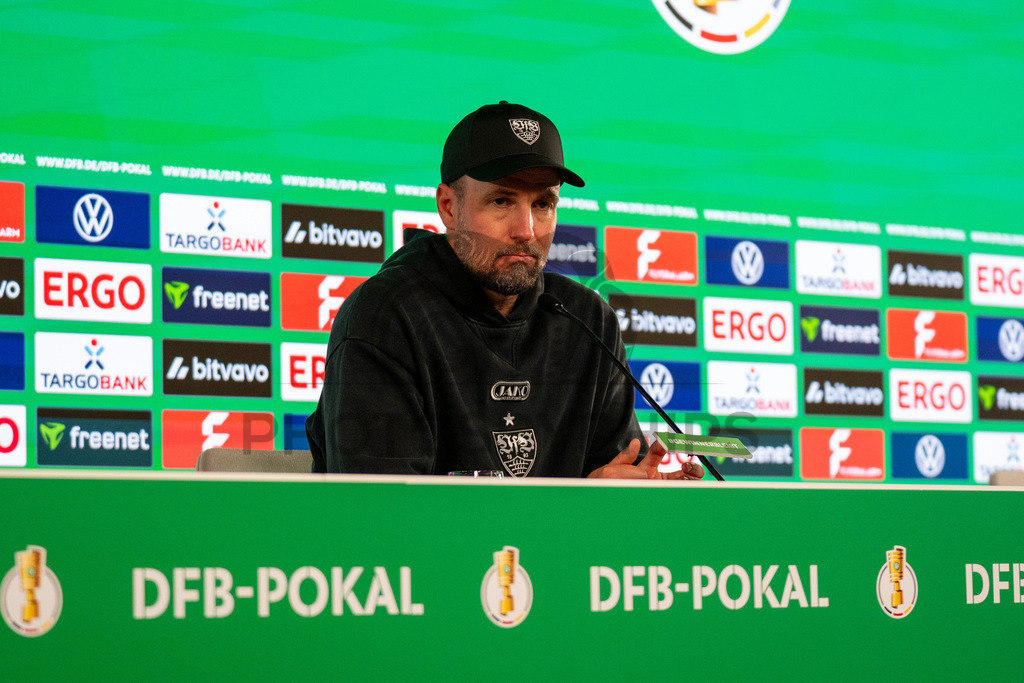 VfB Stuttgart vs. SC Freiburg, Fussball, DFB-Pokal, Halbfinale, 23.04.2026 | Sebastian Hoeness (Trainer VfB Stuttgart) bei der Pressekonferenz nach dem Einzug ins Pokalfinale,VfB Stuttgart vs. SC Freiburg, Fussball, DFB-Pokal, Halbfinale, 23.04.2026DFB regulations prohibit any use of photographs as image sequences and/or quasi-video