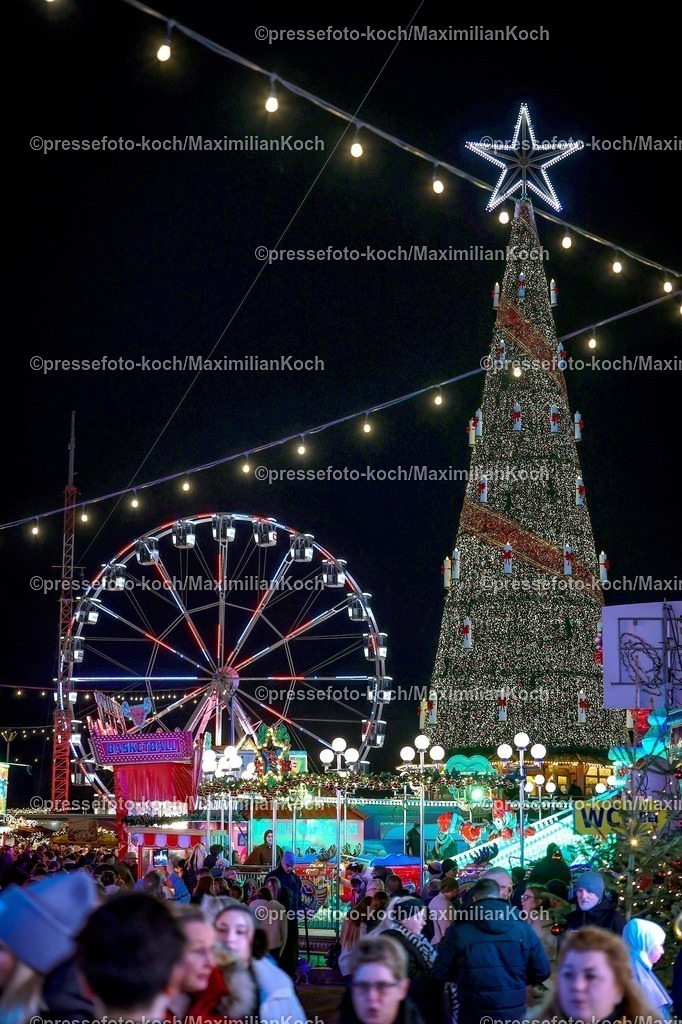 CR29112501138 | 29.11.2025, Herne, Pünktlich zur Vorweihnachtszeit öffnen die ersten Weihnachtsmärkte in Nordrhein-Westfalen. Eindrücke rund um den Weihnachtsmarkt Cranger Weihnachtszauber in Herne. Voll Besucher  Riesenrand und Weihnachtsbaum bunte Lichter