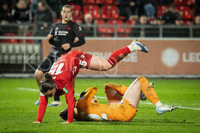 Frauen Fußball-Bundesliga; Bayer 04 Leverkusen - 1. FC Köln, 13.02.2026 | Rafaela Borggraefe (Bayer 04 Leverkusen, 12) rettet vor Amelie Bohnen (1. FC Köln, 15); Bayer 04 Leverkusen - 1. FC Köln an Spieltag 18 der Google Pixel Frauen-Bundesliga am 13.02.2026 im Ulrich-Haberland-Stadion in Leverkusen (Nordrhein-Westfalen). DFL REGULATIONS PROHIBIT ANY USE OF PHOTOGRAPHS AS IMAGE SEQUENCES AND/OR QUASI-VIDEO.