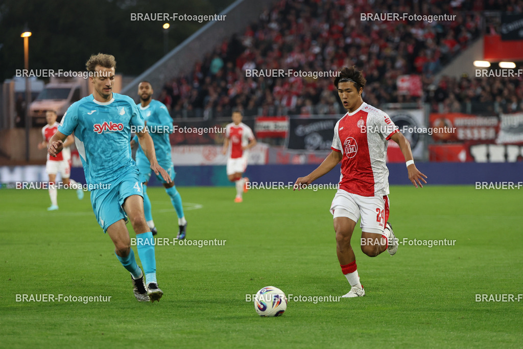 Rot-Weiss Essen - Hansa Rostock | Essen, Deutschland, 01.10.2025 Yannik Lührs (TSG Hoffenheim) und Kaito Mizuta  (Rot-Weiss Essen) im Kampf um den Ballwährend des 3.Liga Spiels zwischen  Rot-Weiss Essen und TSG Hoffenheim u23 am 20.09.2025 im Stadion an der Hafenstraße in Essen. (Foto von Timo Bluhmki-Schmidt/Brauer Fotoagentur