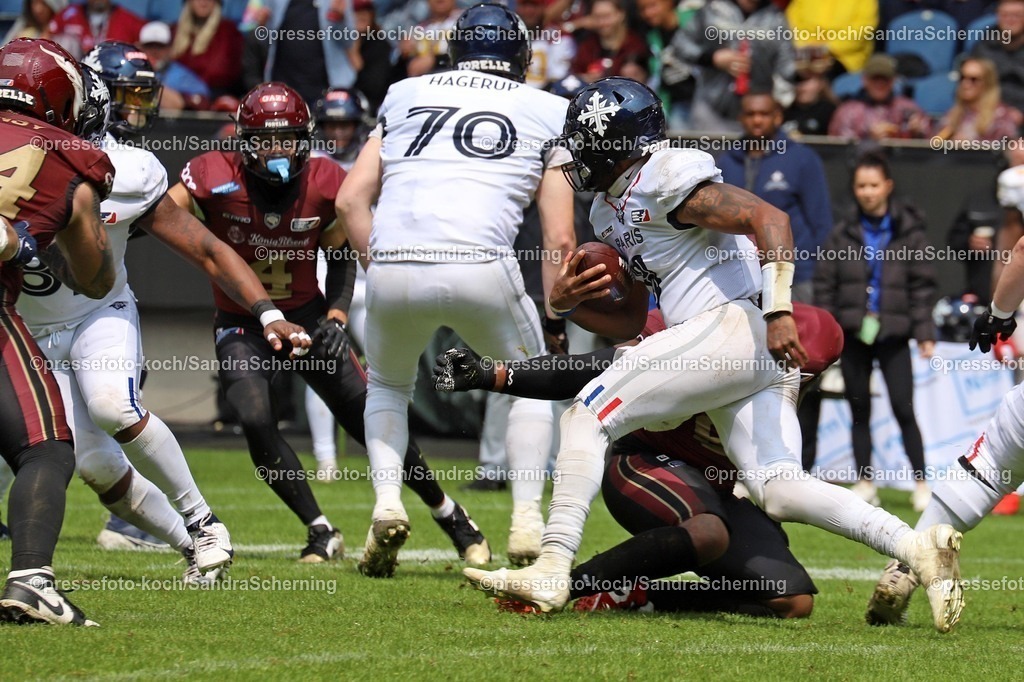 xSSC08062501050 | 08.06.2025, xsscx, American Footballl, Rhein Fire - Paris Musketeers, EFL, Schauinsland-Reisen-Arena, Saison 2025: Quarterback Jaylon Henderson (8) von Paris Musketeers findet keinen Mitspieler und läuft selber