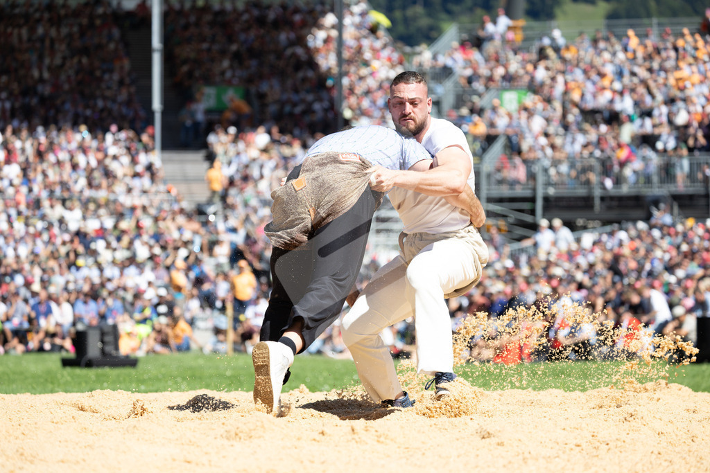 ESAF2025_07Gang_6681 | Die Schwinger des Schwyzer Kantonalen Schwingerverbandes: Fotos, die Dynamik und Leidenschaft festhalten, sowie emotionale Momente aus dem traditionellen Schwingsport zeigen. - Realisiert mit Pictrs.com