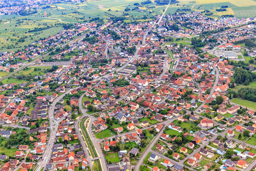 Aerial view: View of the town from the northeast in Herrlisheim in the state Bas-Rhin, France. – Photo: IMG_28844.jpg taken on 06/14/2010 by Werner Riehm/FLY-FOTO.com – Resolution of the original: 4752 x 3168 px