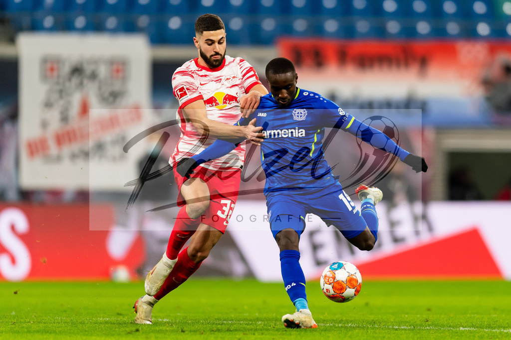 RBLLEV20211128_056 | Fussball, Herren: Josko Gvardiol (RB Leipzig) und Moussa Diaby (Bayer 04 Leverkusen) im Zweikampf bei dem Spiel der 1. Bundesliga zwischen RB Leipzig und Bayer 04 Leverkusen in der Red Bull Arena am 28.11.2021 in Leipzig, Deutschland.DFB / DFL REGULATIONS PROHIBIT ANY USE OF PHOTOGRAPHS AS IMAGE SEQUENCES AND/OR QUASI-VIDEO. - Realisiert mit Pictrs.com