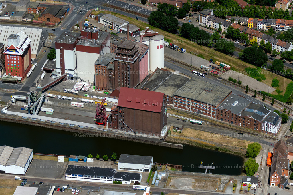 4029433 | BREMEN 01.06.2020 Gebäude und Produktionshallen auf dem Lebensmittelhersteller- Werksgelände der ROLAND MILLS UNITED GmbH &amp; Co. KG im Ortsteil Überseestadt in Bremen, Deutschland. Weiterführende Informationen bei: ROLAND MILLS UNITED GmbH &amp; Co. KG. // Buildings and production halls on the food manufacturer's premises of ROLAND MILLS UNITED GmbH &amp; Co. KG in the district Ueberseestadt in Bremen, Germany. Further information at: ROLAND MILLS UNITED GmbH &amp; Co. KG. Foto: Gerhard Launer