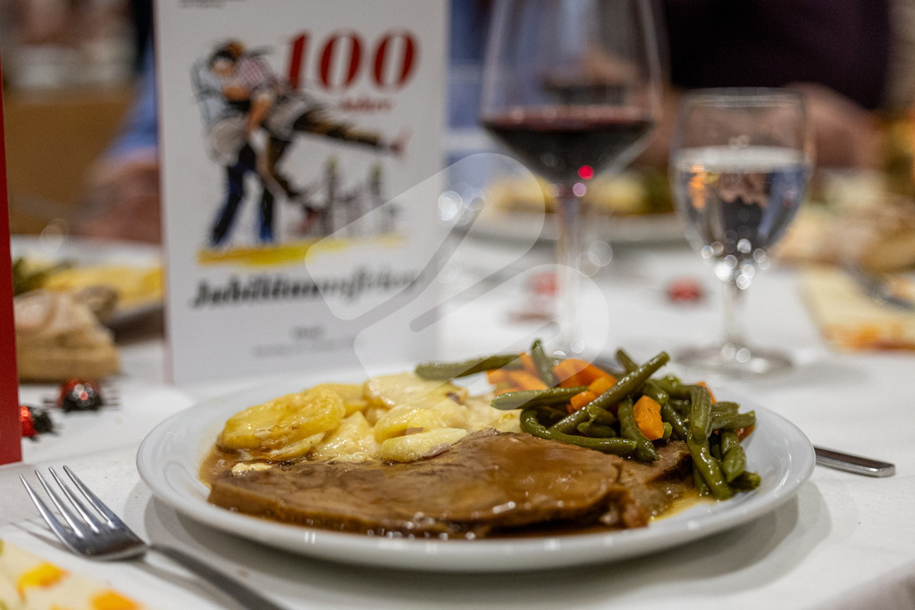 SKE100J_4710 | Die Schwinger des Schwyzer Kantonalen Schwingerverbandes: Fotos, die Dynamik und Leidenschaft festhalten, sowie emotionale Momente aus dem traditionellen Schwingsport zeigen. - Realisiert mit Pictrs.com