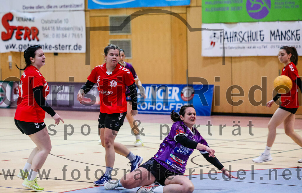 2024-01-27_021_SpVgg_Altenerding_II_gegen_TV_Altoetting_II | Erding, Deutschland, 27.01.2024:
Handball, Bezirksliga Frauen Altbayern 2023 / 2024, 10. Spieltag, SpVgg Altenerding II gegen TV Altötting II, Endergebnis: 17:29

Stefanie Schröder (TV Altötting, #21), Kati Gottschalk (SpVgg Altenerding, #26), Mira Huber (TV Altötting, #6)

Foto: Christian Riedel / fotografie-riedel.net